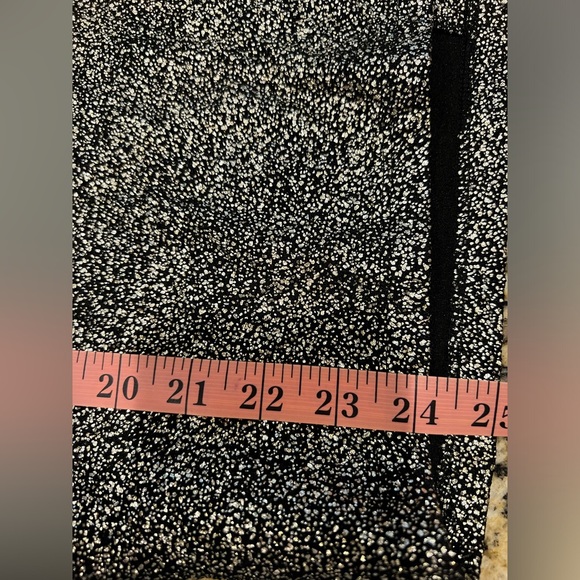 TORRID SKIRT SIZE:1 WAIST:19” LENGTH:24” This skirt has a lot of stretch to it. - Picture 9 of 13